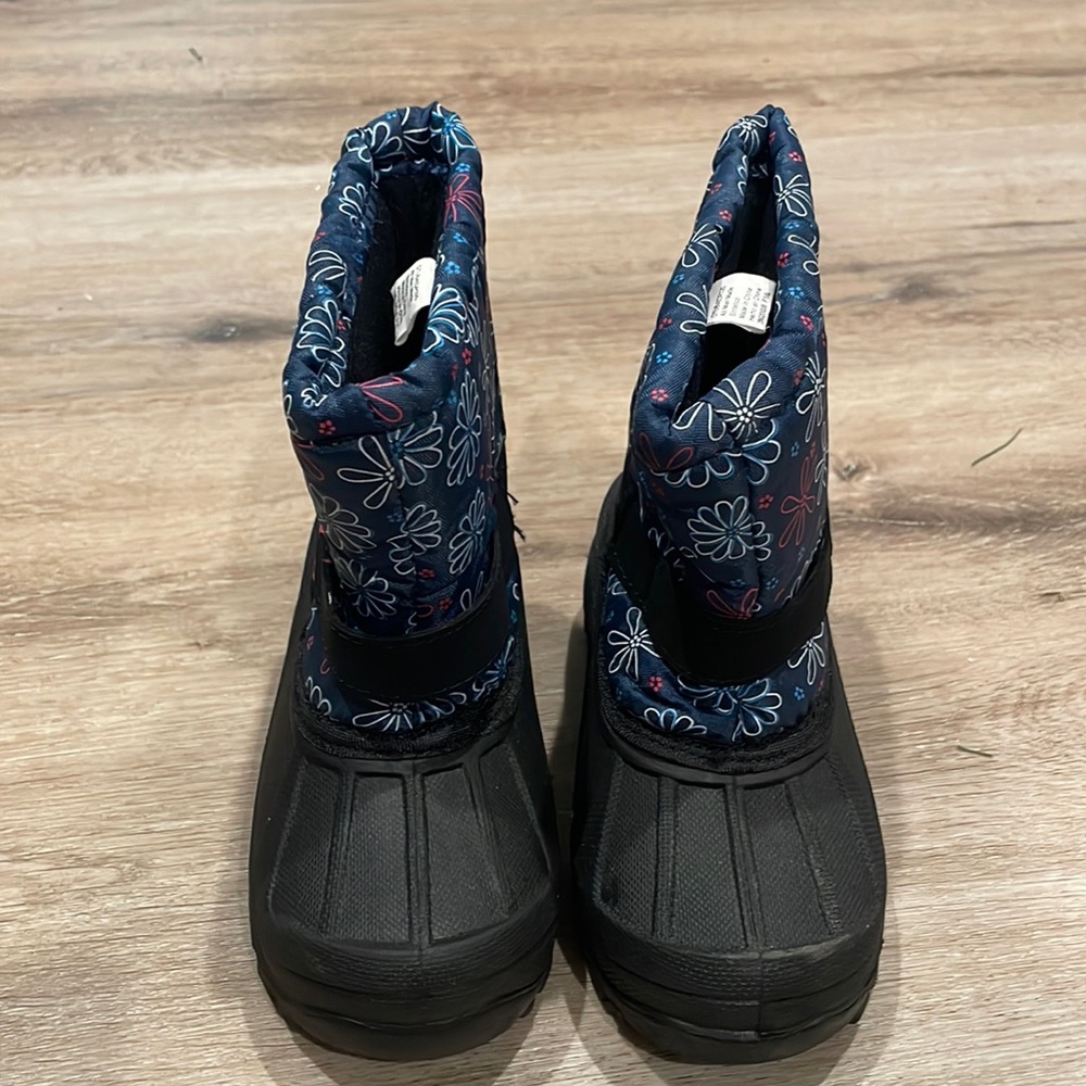 Girls snow boots size 9 excellent condition